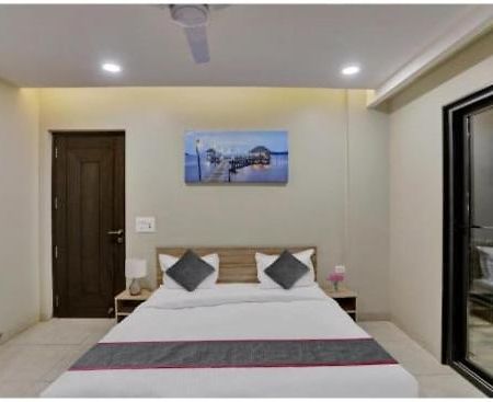 Vibe Hotel Noida Exteriör bild